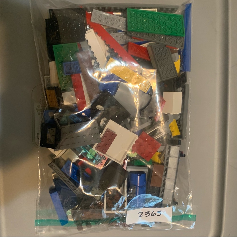 Legos 1lb assorted.
(2365)